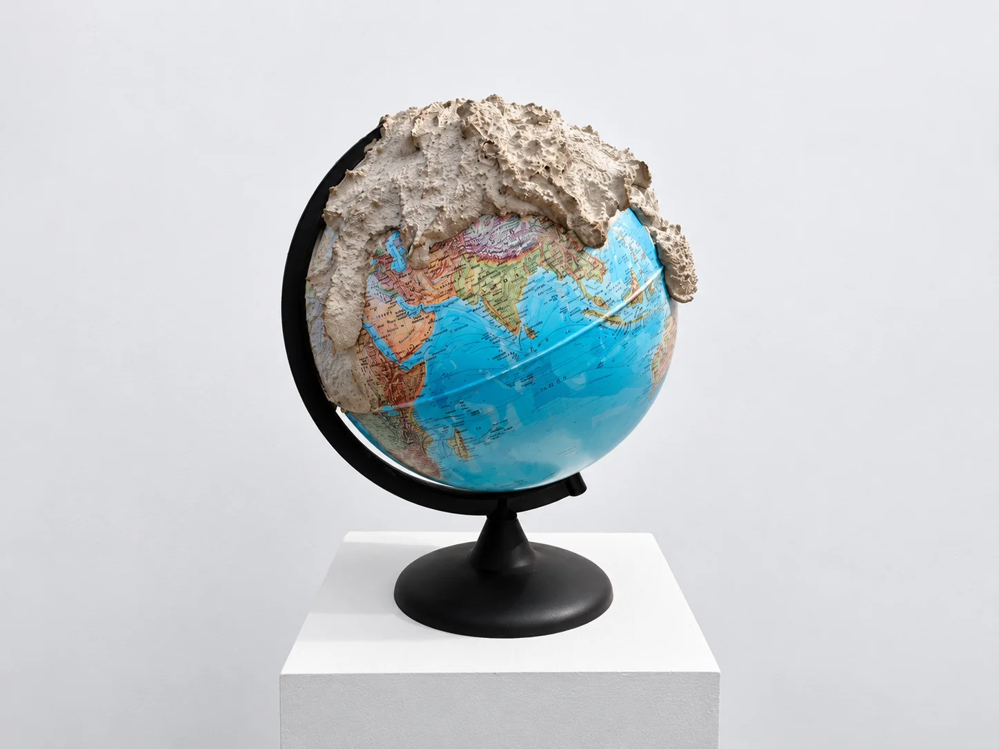 Planète Terre, détail d’un globe recouvert d’une matière évoquant le béton ou la terre