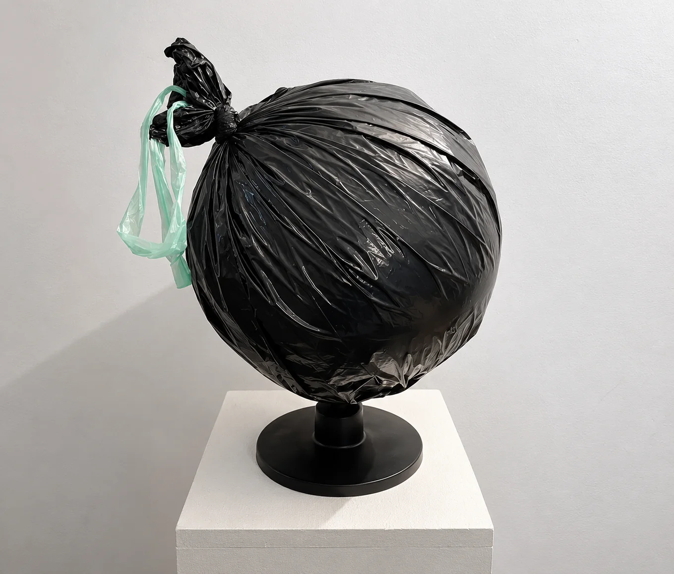 Planète Terre, détail d’un globe emballé dans un sac plastique noir