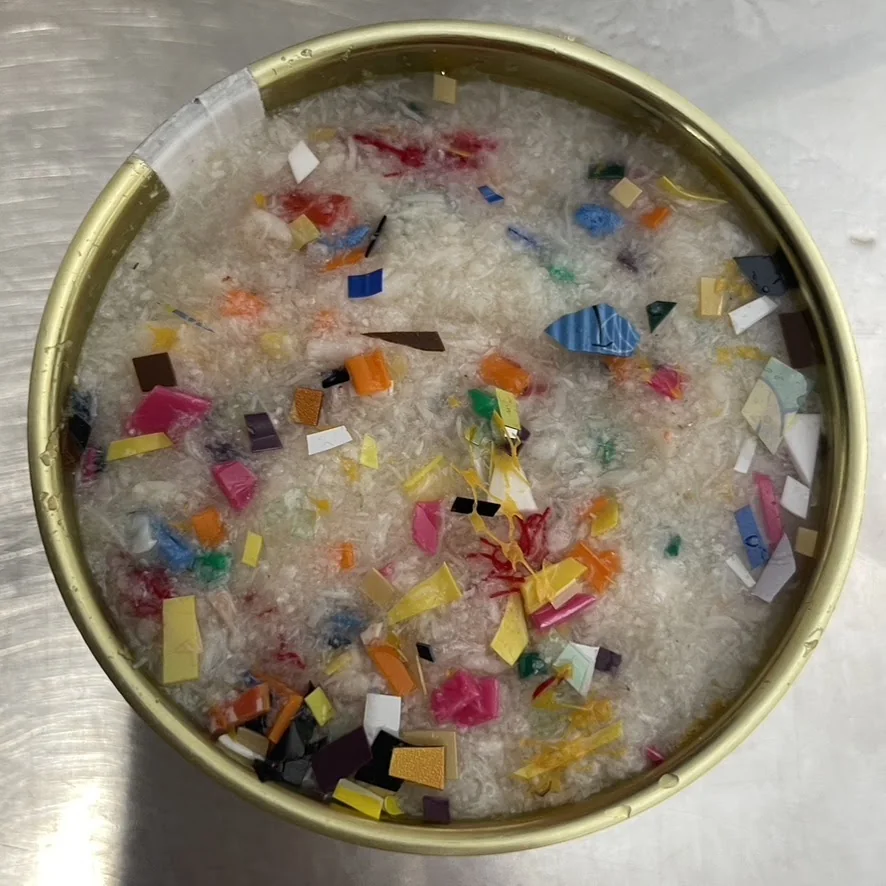 Détail d’une boîte contenant du plastique broyé